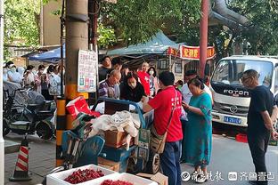 记者：拜仁对门将佩雷茨的成长感到满意，今夏预计将他外租练级